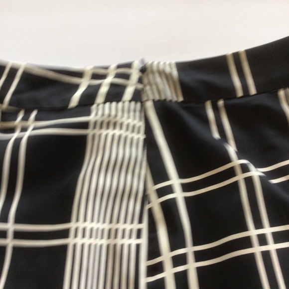 BANANA REPUBLIC BLACK AND WHITE FLARED SKIRT SIZE 8 - Picture 9 of 9